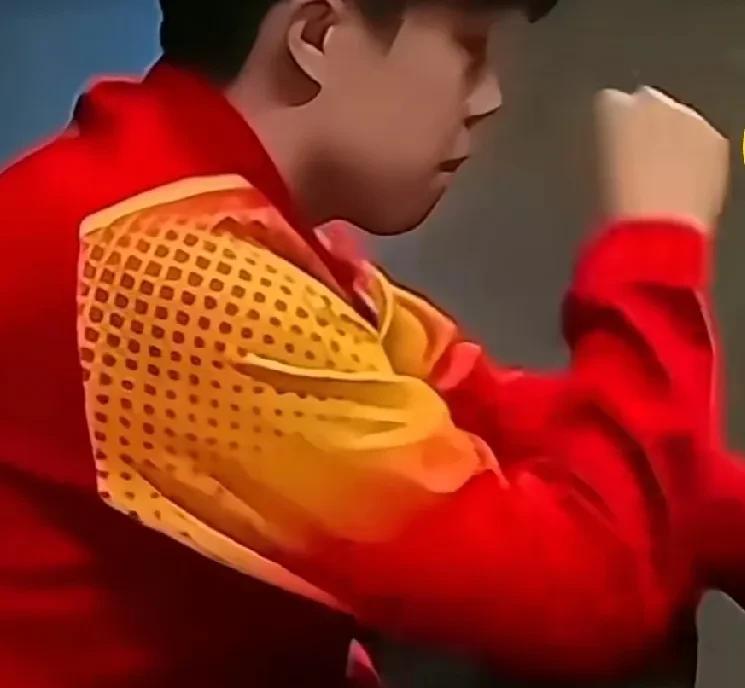不舍得，不甘心，不认输，泪目了！
太让人心疼了！
两次球拍的遭遇，被人无限的垢病