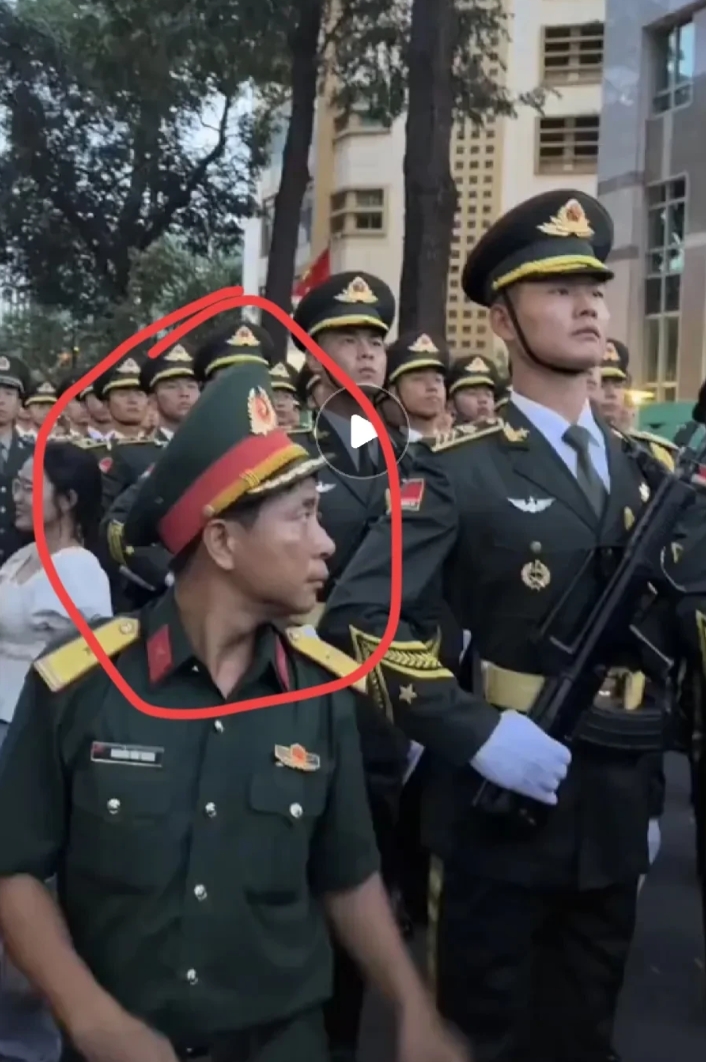 越南阅兵彩排，仪仗兵身边这个越南兵恐怕是最失落的了。在高大威武、五官端正、仪表堂