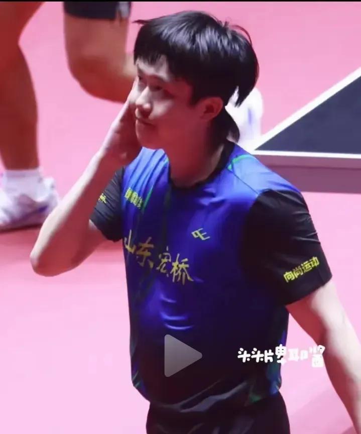 王楚钦打乒超代入感太强，
毕竟观众大多是他的粉丝，
他的一举一动，
都逃不过粉丝