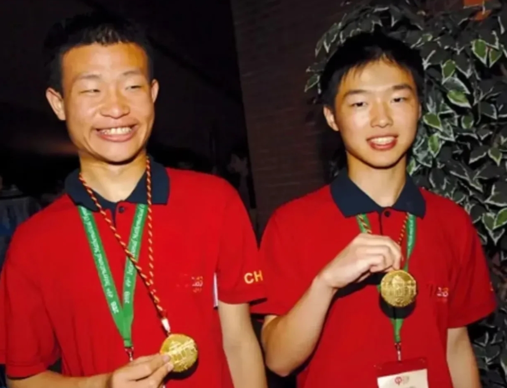 韦东奕和牟晓生，
两位都在2008年获得奥林匹克数学竞赛金牌，两个人选择的路却大