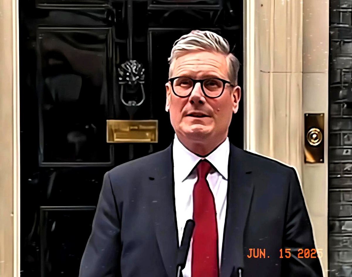 摊牌了，英国首相斯塔默近日公开对外表示，英国不会在完全没有美国提供空中保护的情况