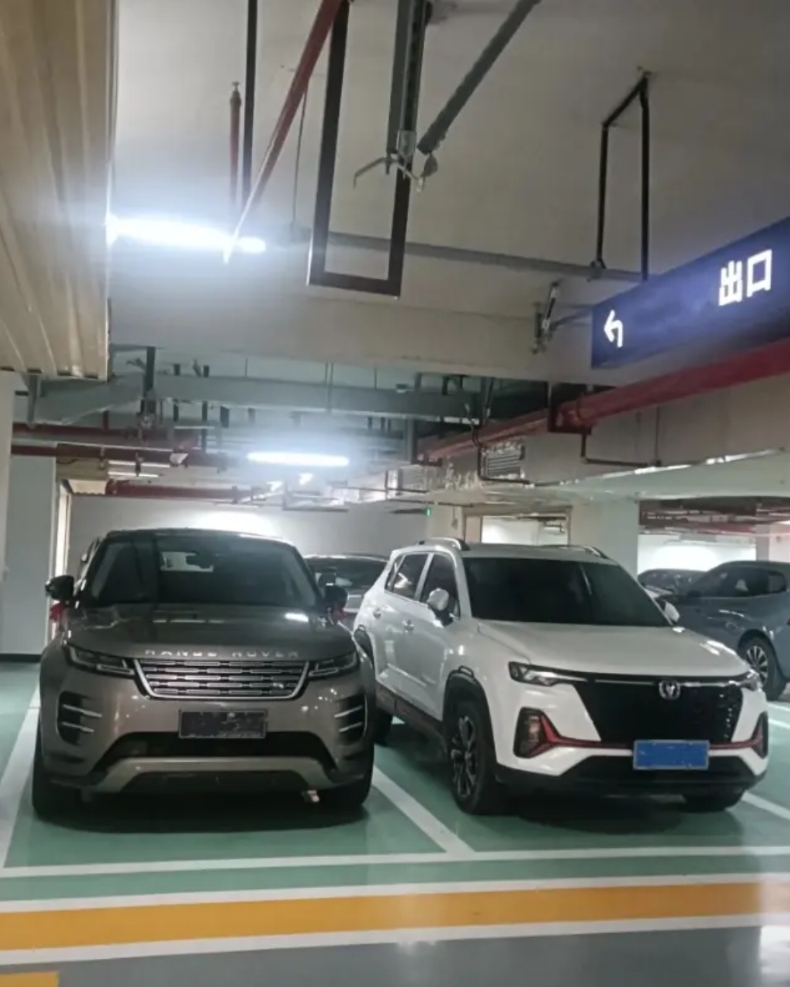 路虎的衰败只有两个原因，外因是经济下行，大家伙手上都没钱，内因就是他们自己作的。