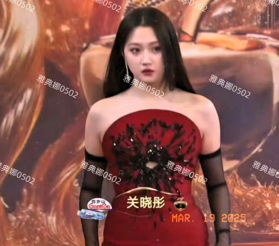 关晓彤今天的红毯造型真让人眼前一黑!
俗气的红色加上黑手套，不但显得她肩宽臂壮虎