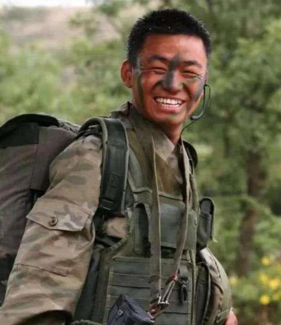 2018年，王宝强开着300万的大奔回村过年，看到村口的牌坊上写着“王宝强家乡”