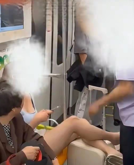 上海，地铁2号线上出了件闹心事！18岁女孩马某在车厢里把脚搁行李箱上，影响他人通