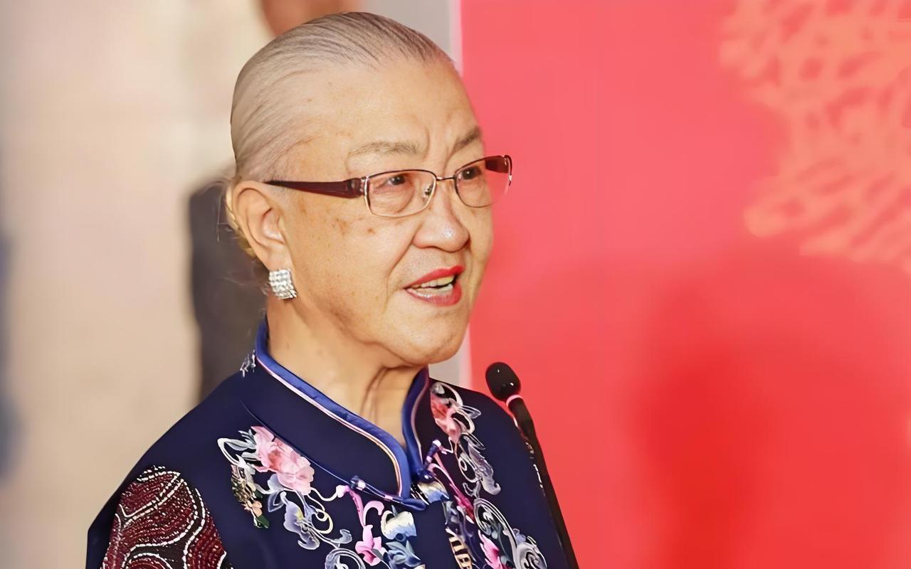 1987年，原国防部长耿飚的长女，一夜之间被查封了所有资产，她选择出走美国。在离