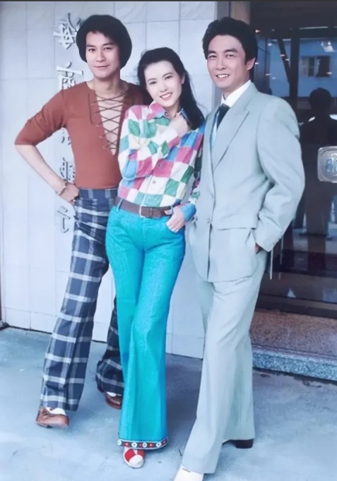 这是29岁的蓝洁瑛和45岁的郑少秋以及一位男演员在香港的一张合影老照片，拍摄于上