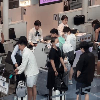 这是国乒团队准备回国的一组机场花絮图片。
双双丢冠的两小只看起来心情不错，以前出