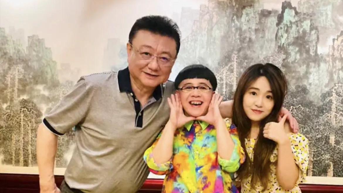 央视61岁主持王宁现身日本：医院做大血净，脸色发黑发暗引发担忧