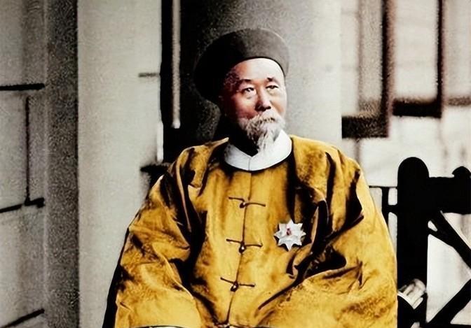 1953年，李鸿章的孙子李子嘉，身着破烂衣服，踉跄着走到一个湖边，纵身一跃跳了进