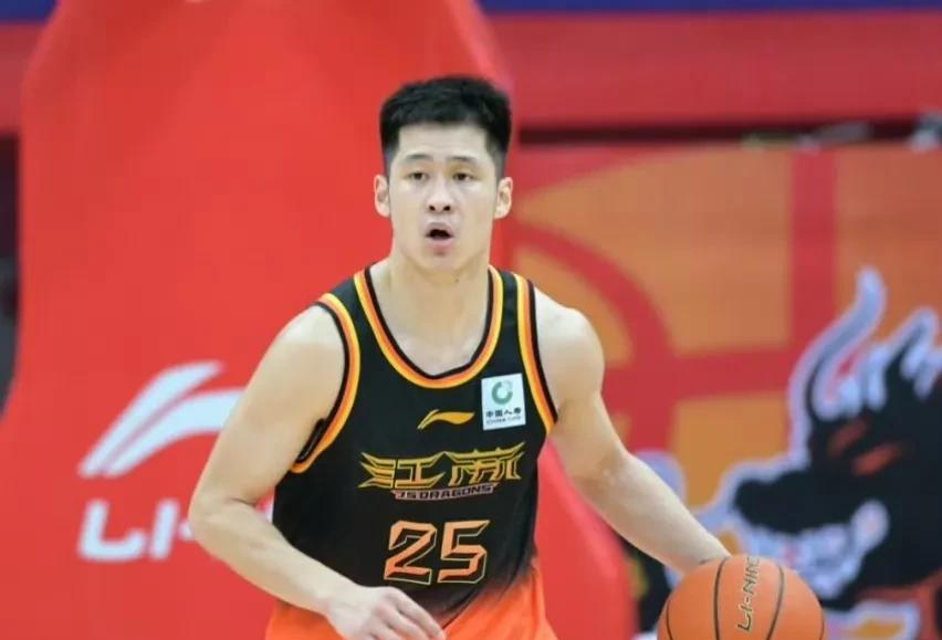 CBA休赛期第一笔交易来了！
上海男篮送出刘正清，从江苏男篮得到崔晓龙，这笔交易