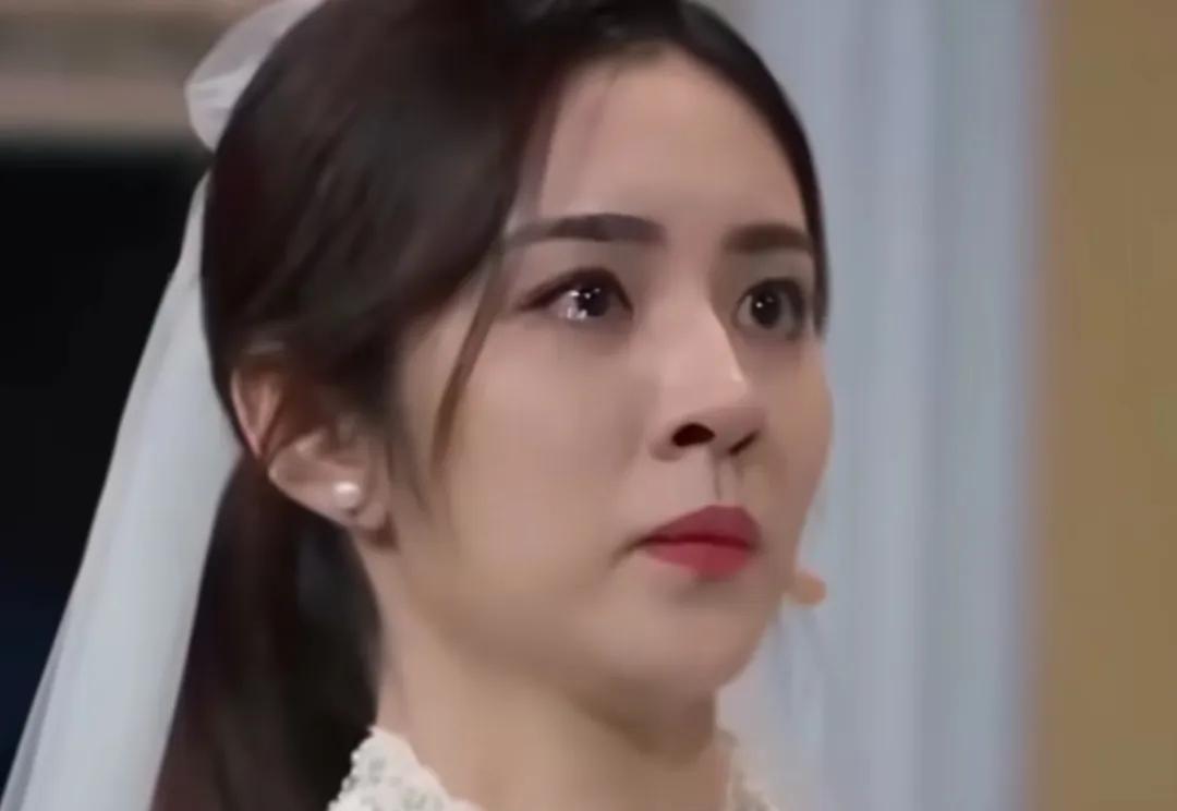 王晓晨给所有男人都上了一课
她和俞灏明之间的感情扑朔迷离，俞灏明直接官宣恋情
但