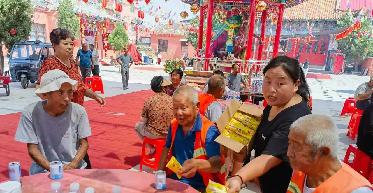 善行饺子宴情暖南街村 红星水饺携志愿者为环卫工人及老人送温情

     6