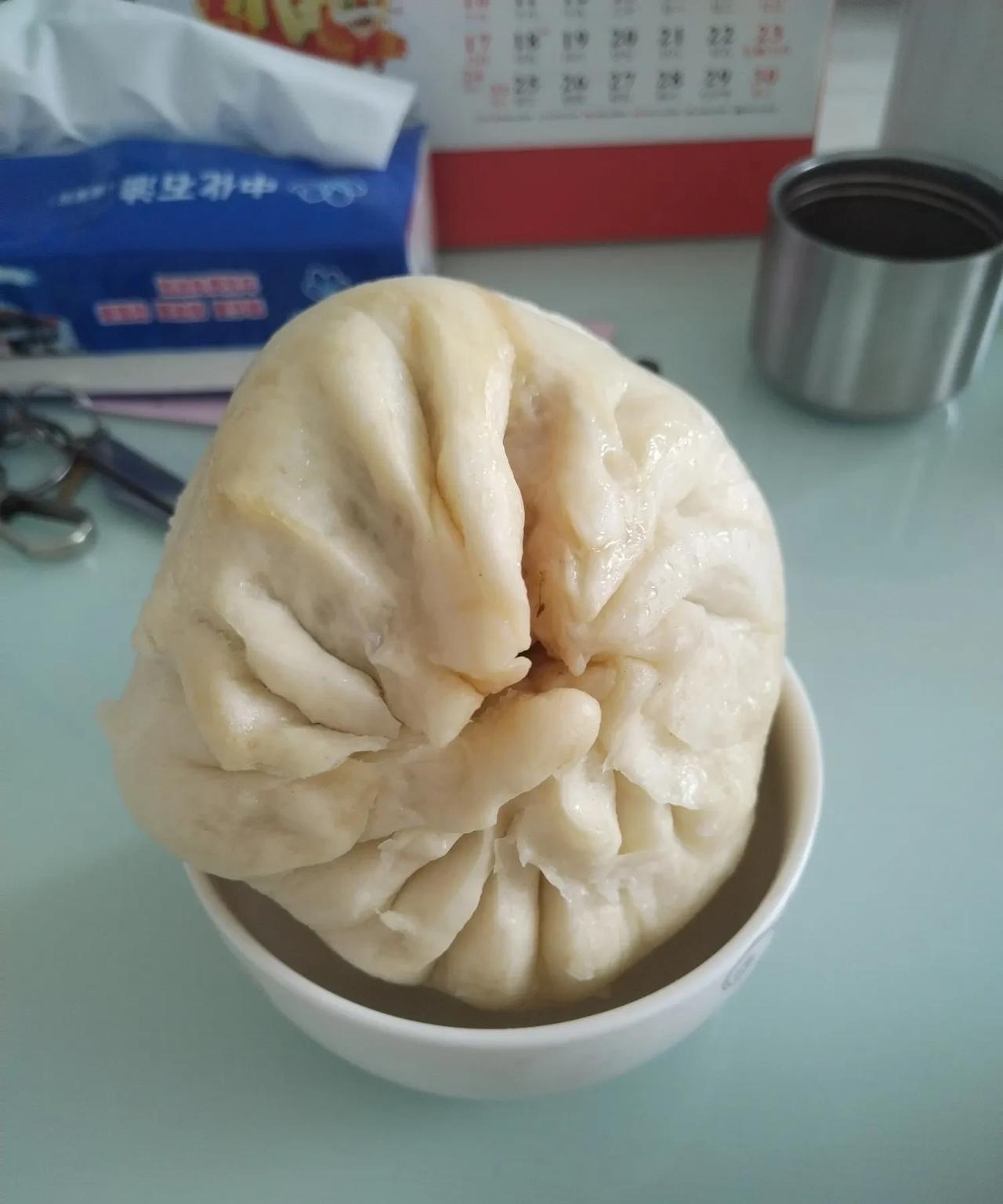 山东烟台大包子，比小碗都大！
像白菜肉的，韭菜鸡蛋的，基本 3 元，贵的像排骨的