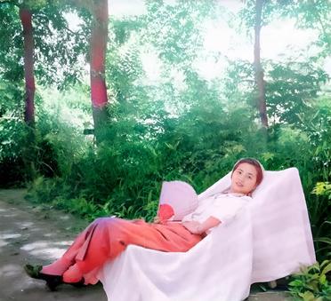 这位手持折扇，躺在林间藤椅上，颜值超高的女子正是陈老总的夫人张茜。1956年的夏