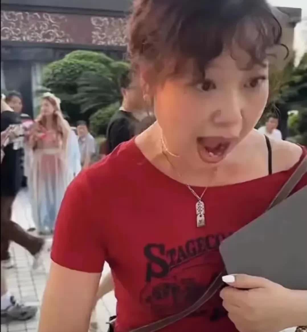 一大早起来，
就刷到这个红衣女子丑恶的嘴脸：
“你再吼一下，你再吼一下！”

