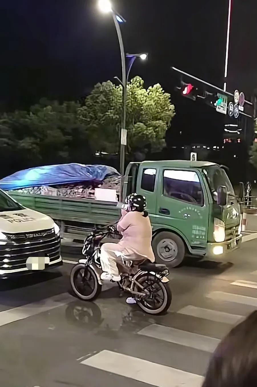 如此胆识确实是女中豪杰[我想静静]
单枪匹马逆行，能够顶住这款车不让[捂脸]