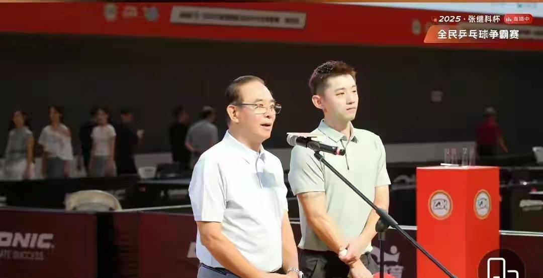 不是正赛胜是正赛，奥运冠军张继科今天在杭州举行的全民健身乒乓球赛，体育教头蔡振华