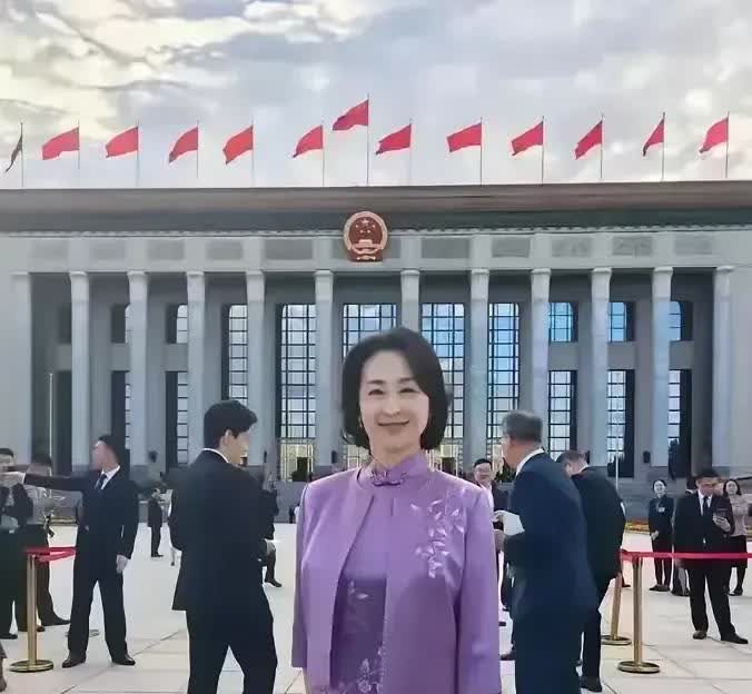 我问老公，何超琼这么厉害的女人，怎么单身这么多年？他说可能心里住着年轻时爱过的人