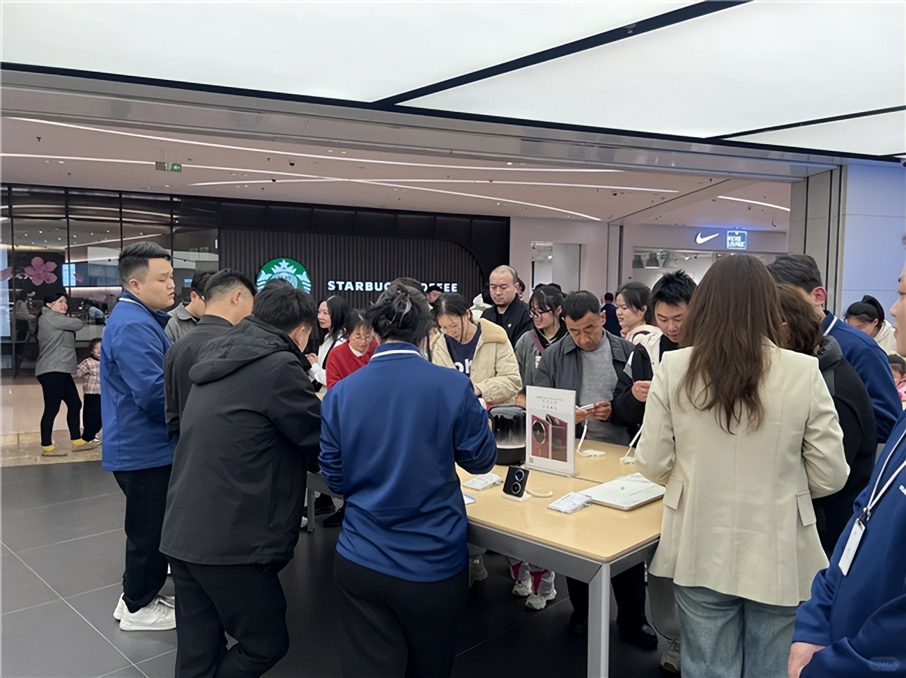 华为Pura X阔折叠吸粉无数, 获得海外媒体和用户的高度评价与追捧