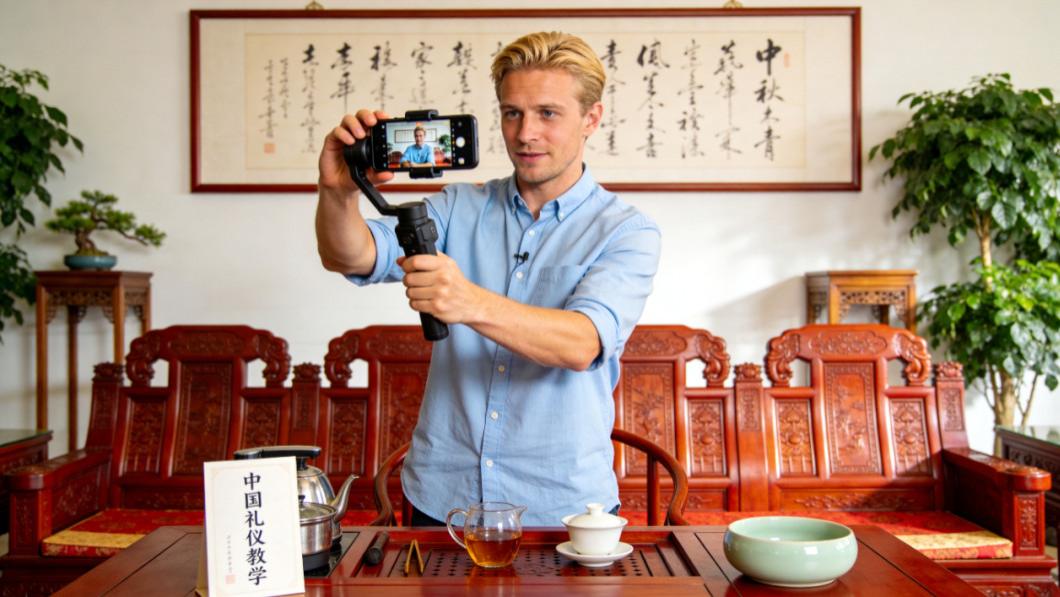 一群山东人，扶持了一个老外搞人情世故