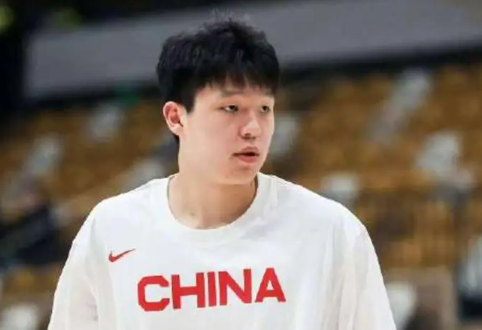 杨瀚森目前进攻最大的问题是他的进攻选择有问题
杨瀚森现在的终结效率，确实很难让球