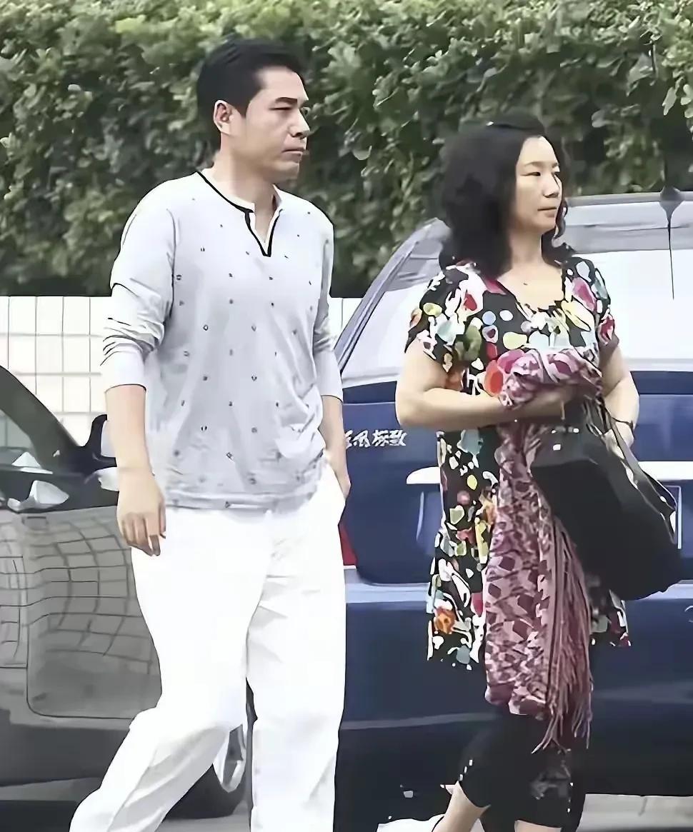在这个离婚率逐渐攀升的时代
娱乐圈更是离婚绯闻满天飞
但陈宝国夫妇却与众不同，他