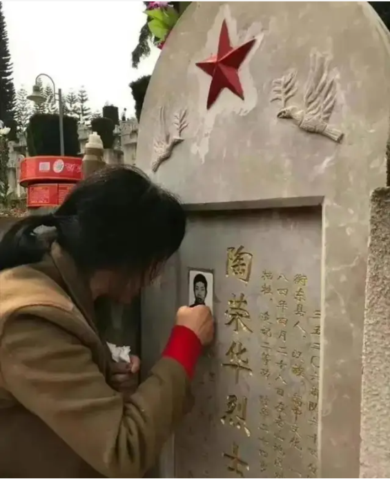 1984年，一战士因公牺牲，他刚新婚20天的妻子，拒不改嫁，将遗腹子成功产下，多