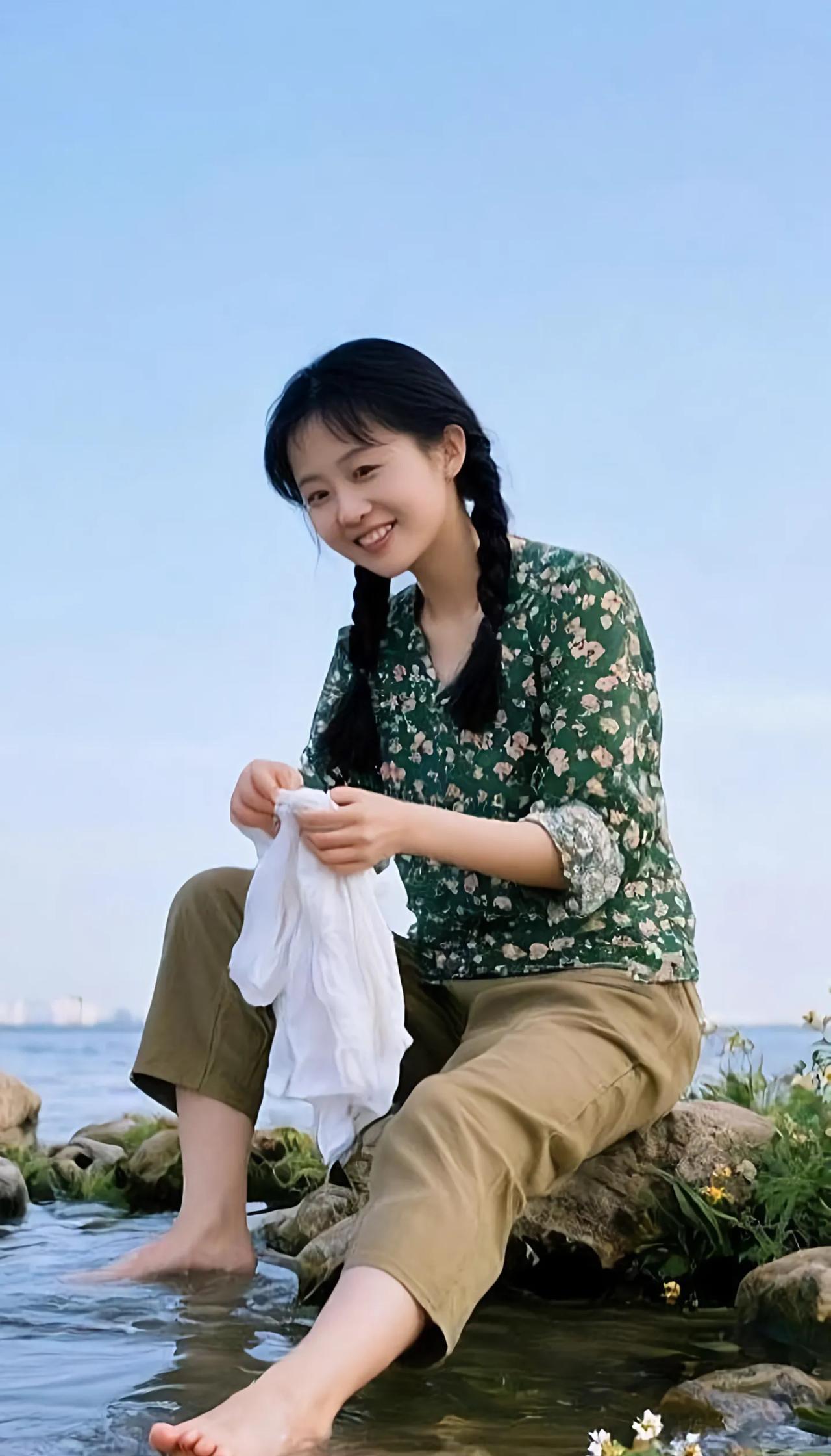《七律·渔家女》
汀洲坐看水波横，素手挼衣石上轻。
双辫垂垂沾晓露，一溪漾漾落春