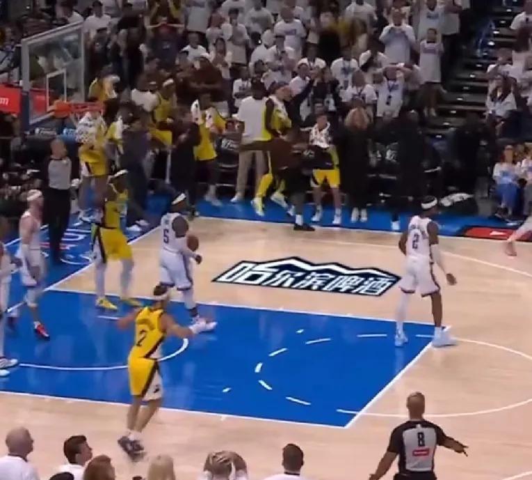 哈尔滨啤酒什么实力，居然把广告打到NBA总决赛地板上了……
本来以为步行者与雷霆