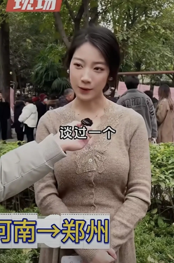 送这个小姐姐上热搜吧！
河南郑州相亲角，国企上班的30岁女生，长相漂亮，举止端庄