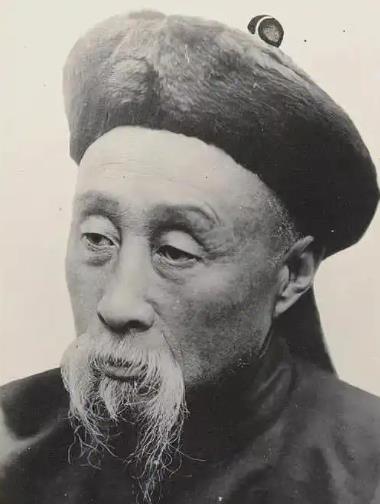 左公收复疆土一百六十余万，赵尔丰收复疆土也达到了一百二十余万，二人还有一共同点，