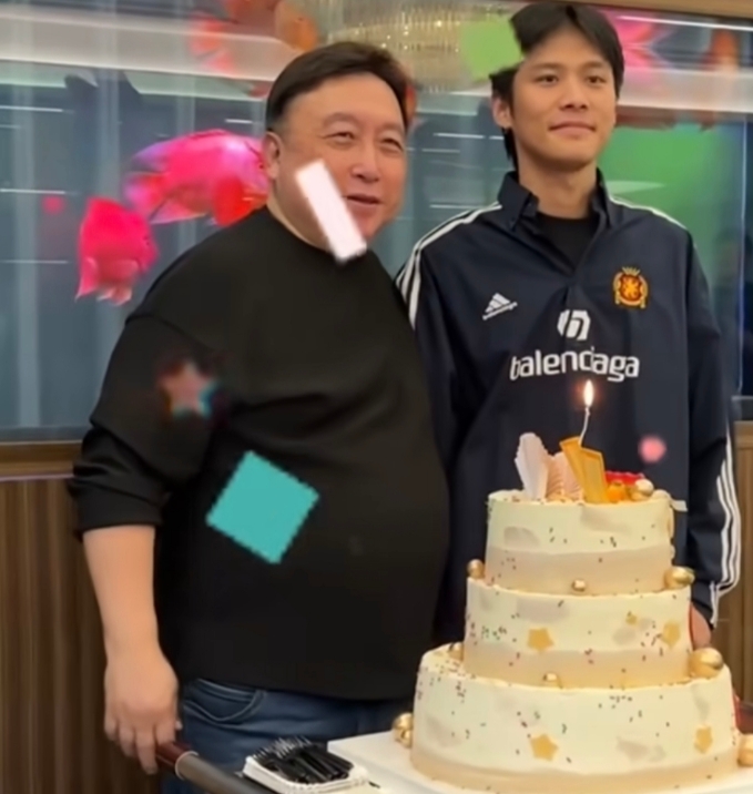 讲究？还是为了利益？王晶70岁生日宴为何特意将小杨哥拉到身边合照？
小杨哥自从销