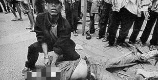1965年印尼屠杀华人现场,一群华人被如同牲口一样捆绑着押赴刑场,一路上哭喊声不