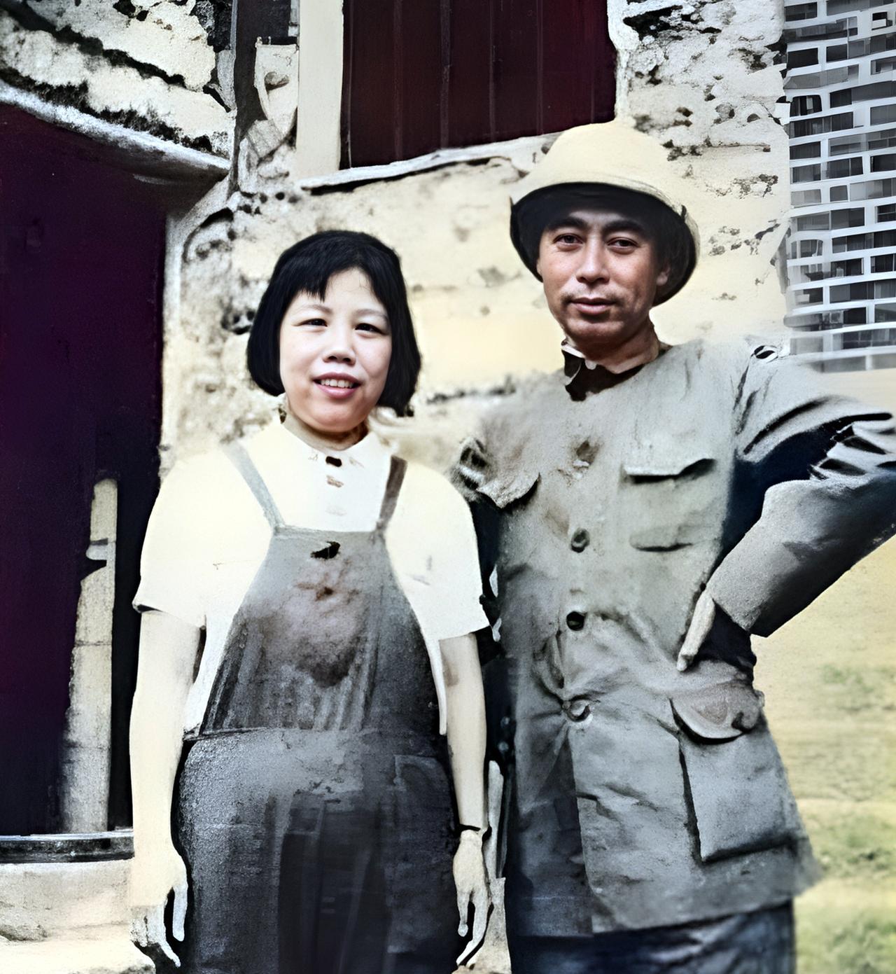 这是1939年5月，周总理与邓大姐在重庆红岩八路军办事处门前留影。当时，日本的飞