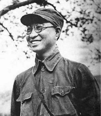1955年将帅大授衔时，毛主席曾笑呵呵的对陈赓大将说道：“怎么样，跟我干比跟蒋介