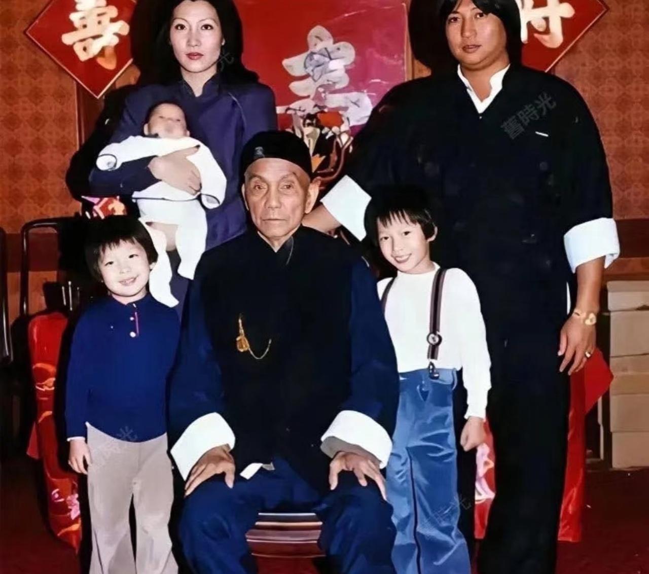 1979年，洪金宝和妻儿为父亲洪仲豪庆祝八十大寿时的温馨留影。