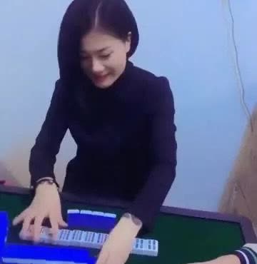 楼下开了家麻将馆
老板娘长得相当漂亮
可以说是万人迷
我住她楼上有大半年了