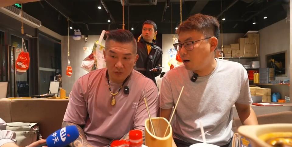 台湾网红“馆长”陈之汉抵达上海并开始直播后，有个台湾人看法略有不同不同，他以一个