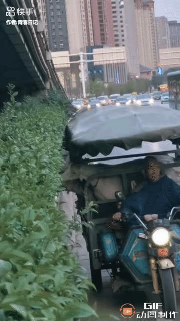自从自家被拆迁之后，大爷的爱好就没了，他浑身不得劲儿。煎熬了一阵子，大爷实在受不