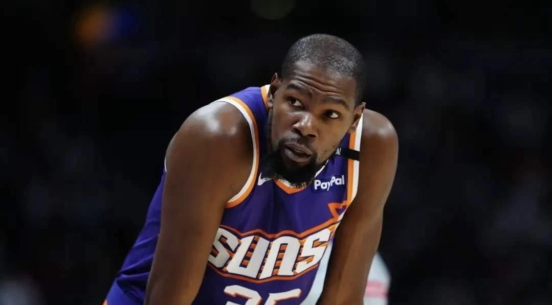 13日，NBA传来两个惊天消息。
1、菲尼克斯太阳队与凯文·杜兰特的“分手”已成