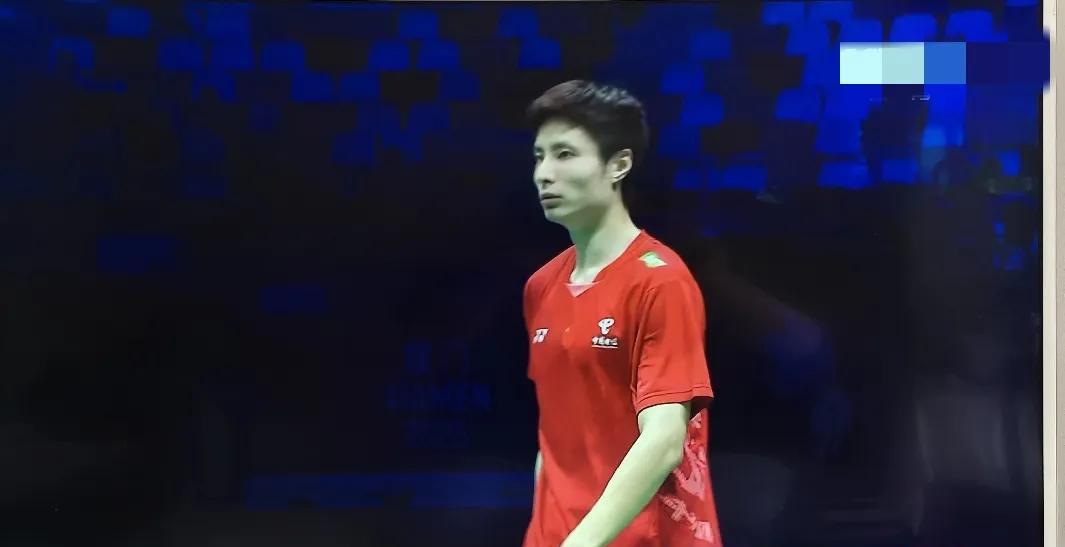 石宇奇2:0干净利索战胜马来西亚选手梁俊豪。苏迪曼杯1/4决赛，中国对阵马来西亚