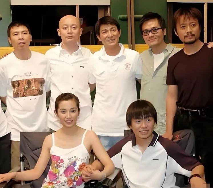 农村出身的宝强
自己也想不到吧！
能和大腕们一起拍照。
李冰冰的资源不容小觑。