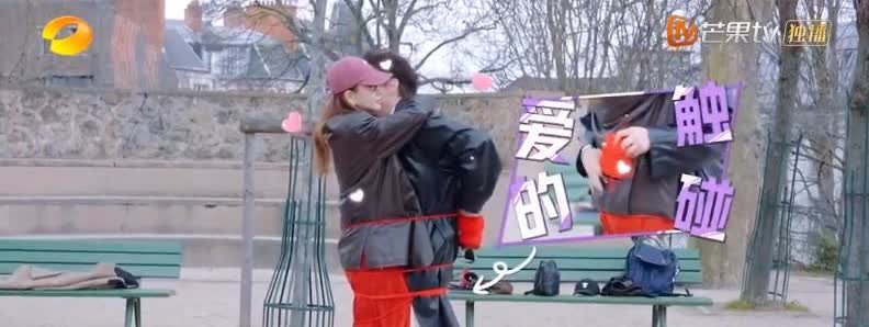 游戏间隙，李承铉一边往他和戚薇身上缠红线，一边要求戚薇：抱紧我。却在不小心碰了戚