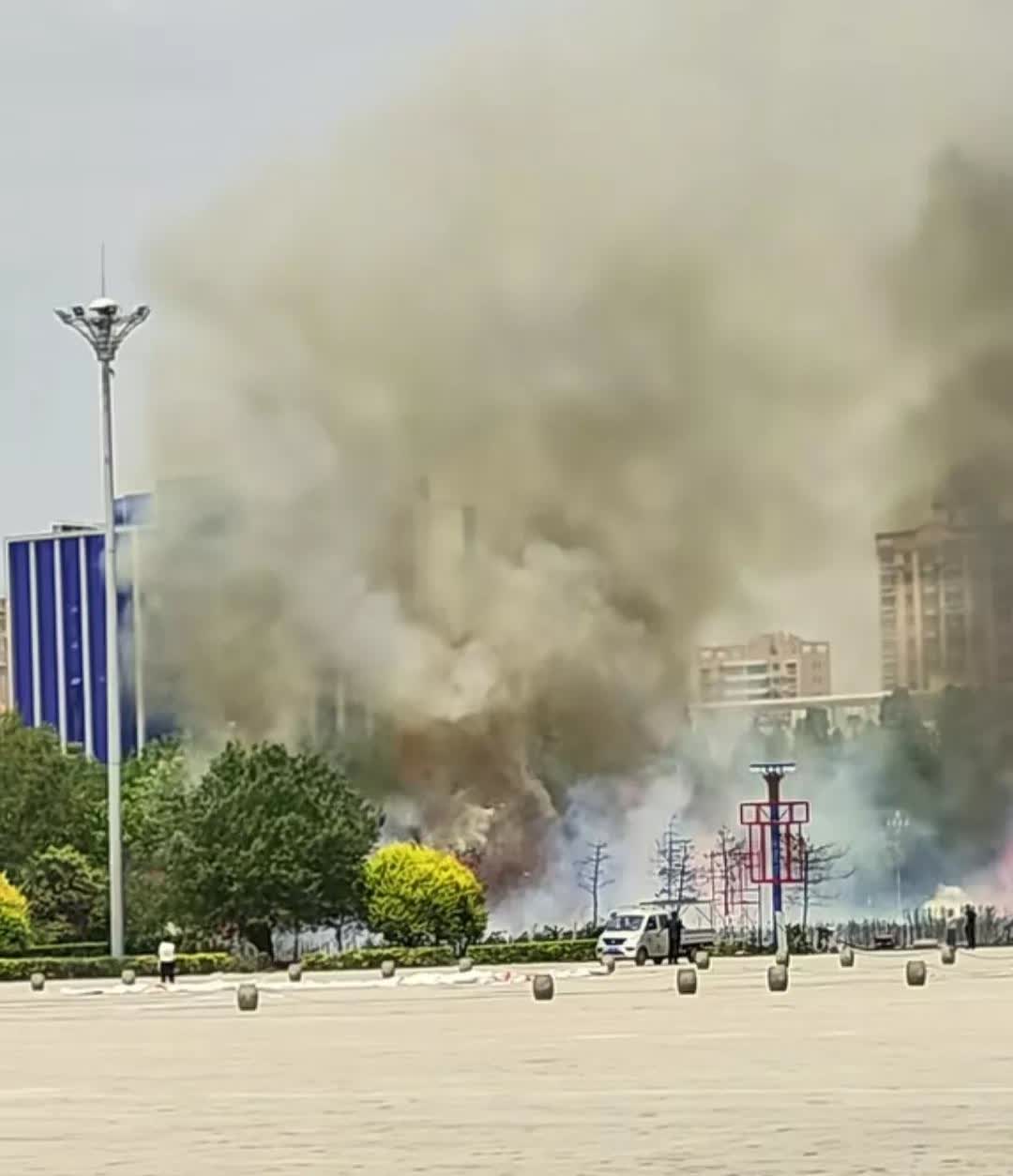 河北省邢台市威县人民广场着火了？

简直不敢相信啊

一个广场能着这么大