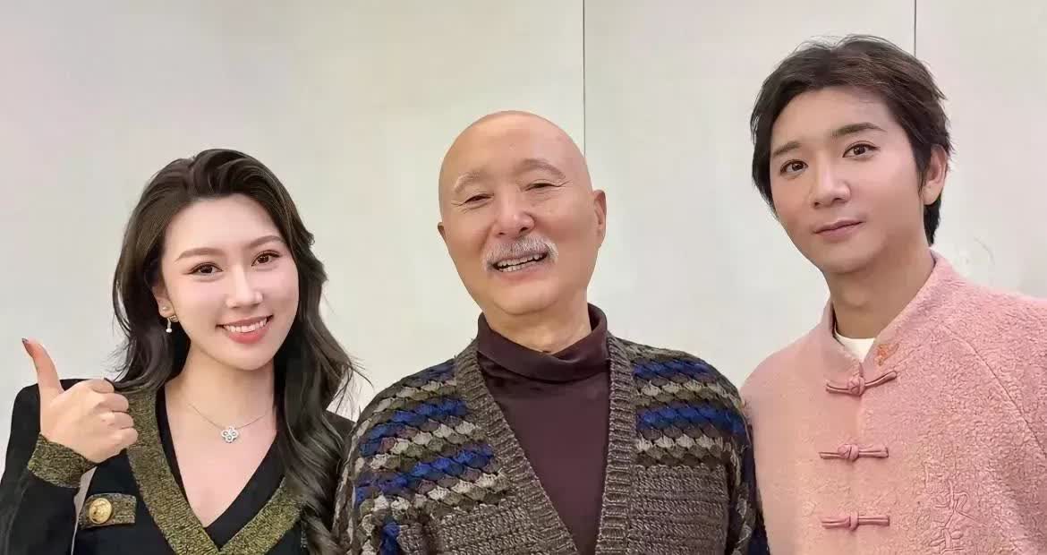 陈佩斯与儿子陈大愚及外甥女在一起，温暖又温馨，笑容满面，举止温柔，笑容灿烂，合影
