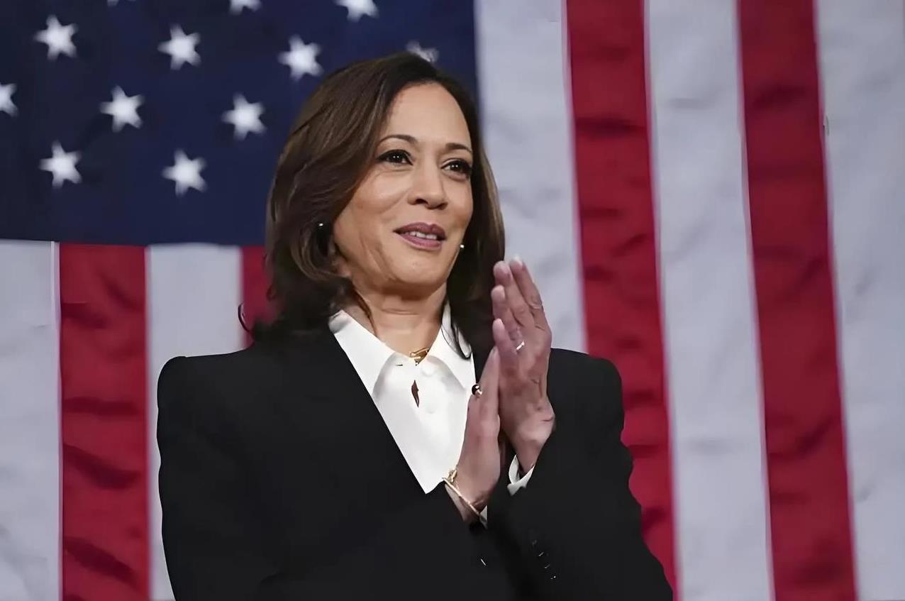 美国政坛有个有趣的小道消息：有人说贺锦丽可能会竞选加州州长！周六，川普难得地对她