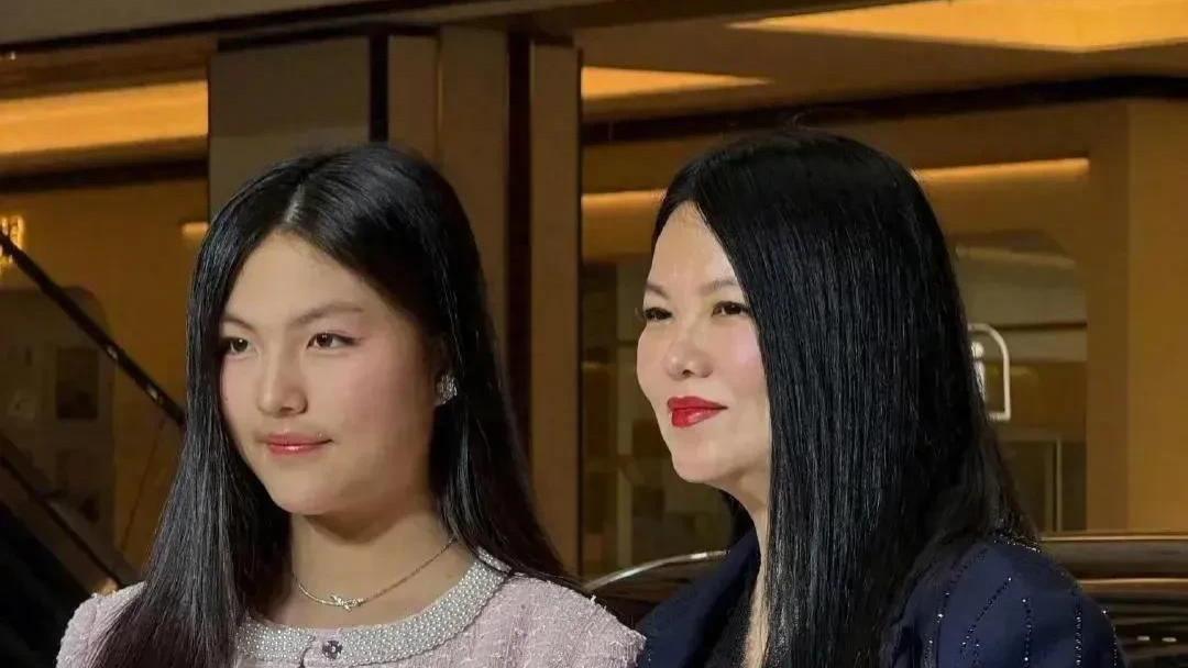 李湘的脸浮肿明显，赘肉堆叠是医美馒化了吗，看起来好吓人