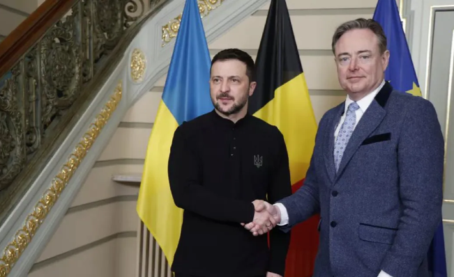 泽连斯基又在搞什么行为艺术？今天布鲁塞尔这场戏可太精彩了！

欧盟那帮老爷们刚拍