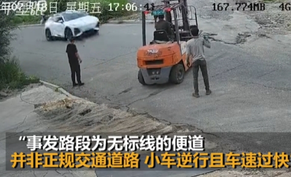 “悲剧还是发生了！”7月18日，内蒙古包头，男子驾驶叉车过路口，一辆白色汽车快速